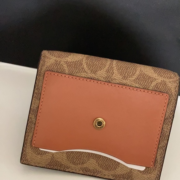 Coach Color. Block signature wallet B4 /Tab/Inj/Light Peach leather - Picture 10 of 11